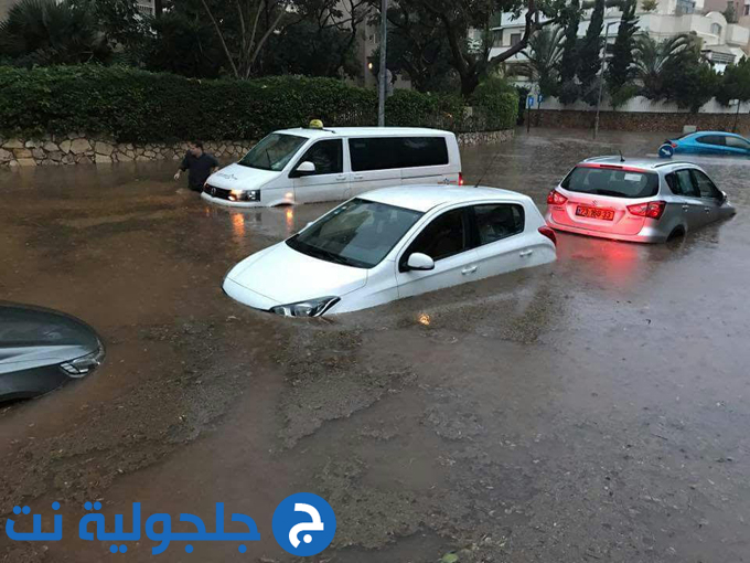 فيضانات ومياه السيول الامطار تجرف سيارات في رعنانا
